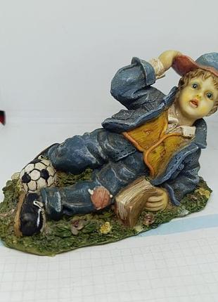 Статуетка хлопчик футболіст.