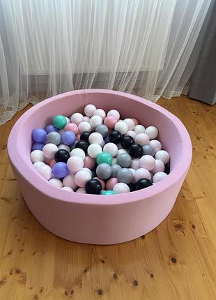 Сухий басейн з кульками