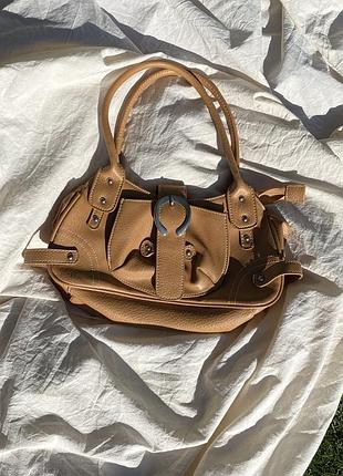 Карамельная сумка на плечо в винтажном стиле