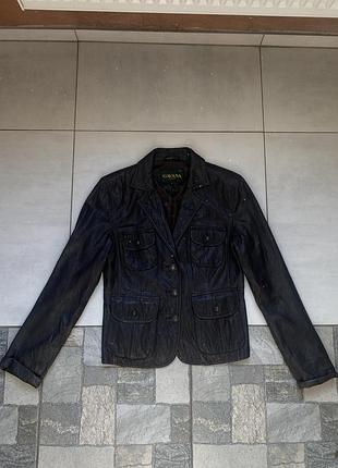 Чорна шкіряна куртка жіноча