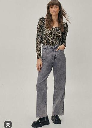 Гарна блузка в квітковий принт,з золотистим напиленням.