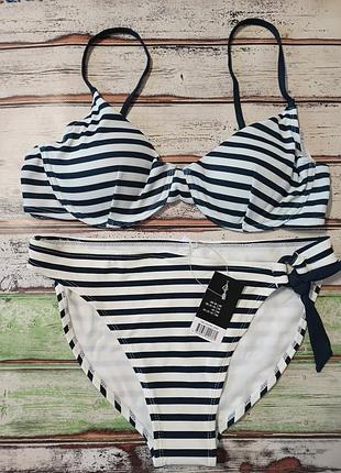 Стильный женский купальник в полоску