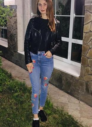 Жіночі джинси з вишитими квітами