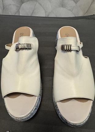 Шльопанці на платформі