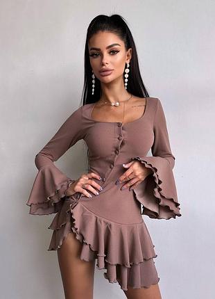 Платье мини мокко с воланами на пуговицах, короткое платье с воланами