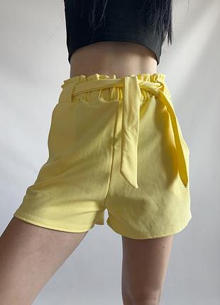 Жовті шорти