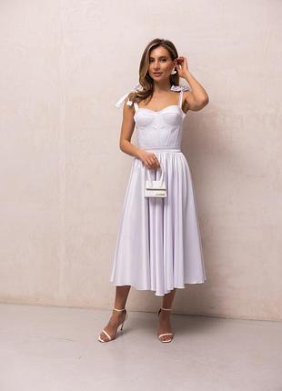 Жіноча сукня довга святкова біла атласна корсетна на бретелях бантиках з розрізом сонце кльош