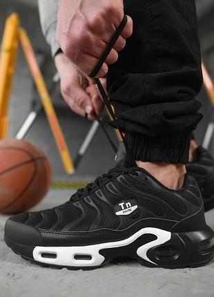 Мужские кроссовки черные tnrun с белыми вставками текстильные