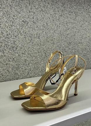 Золотисті босоніжки zara,37р