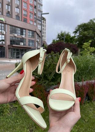 Фісташкові босоніжки на каблуку літні босоніжки на підборах зелені босоніжки на каблуку базові