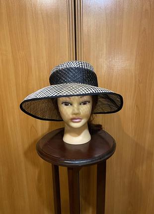Жіночий соломʼяний капелюшок з пірʼям страуса