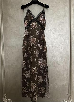 Роскошное платье в бельевом стиле элегантное, женственное и очень эффектное.