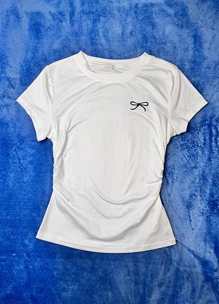 Біла обтисла футболка