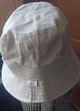 Бежевая панама.