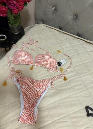 Красивий новий купальник