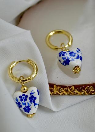 Жіночі вінтажні сережки декор серця матеріал кераміка колір золотистий білий