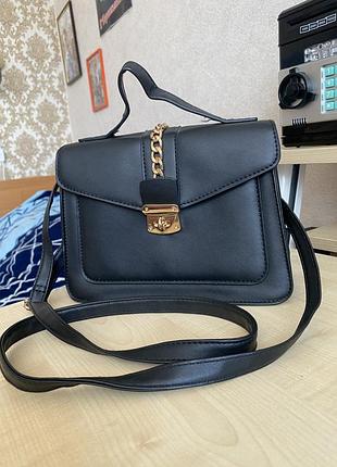 Сумочка чорна лаконічна