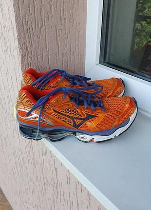 Спортивные кроссовки