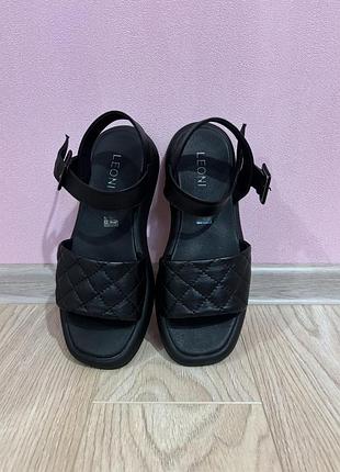 Босоніжки жіночі