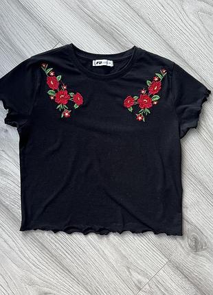 Жіноча футболка з вишивкою