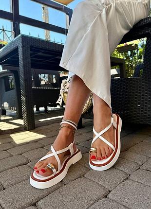 Босоножки белые