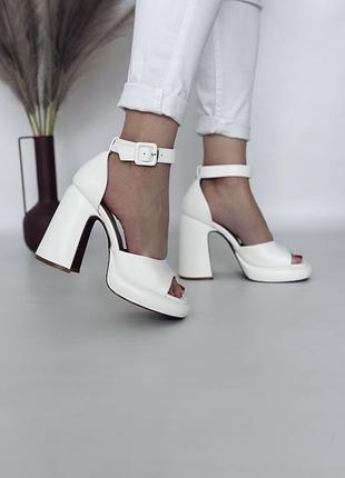 Жіночі масивні білі босоніжки на високих підборах та платформі закриті шкіряні з еко шкіри