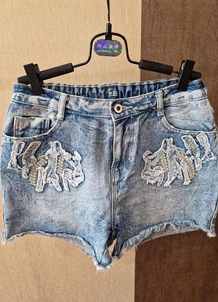 Стильные женские джинсовые шорты с необычной вышивкой
