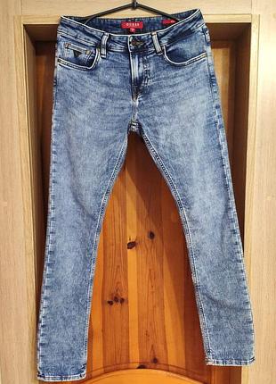 Мужские джинсы зауженные, поваренные синего цвета.