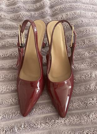 Бордові туфлі