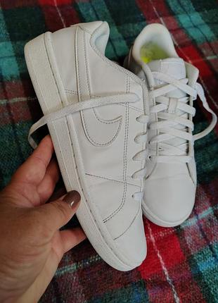 Кросівки фірми nike