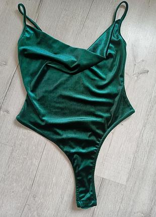 Эффектный изумрудный велюровый боди