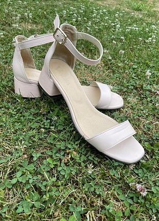 Босоніжки жіночі