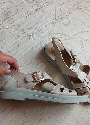 Босоножки светлые