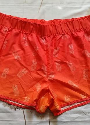 Брендовые, блестящие шорты в ананасы 50-52 р