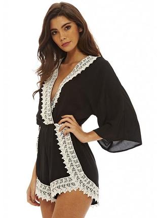 Чорний ромпер з білим мереживом