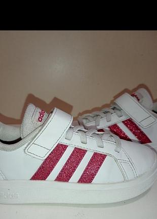 Брендовые легкие кроссовки adidas.