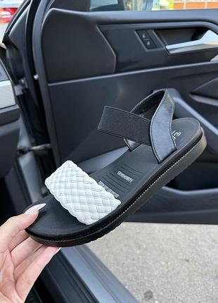 Легкі босоніжки резинка плетені