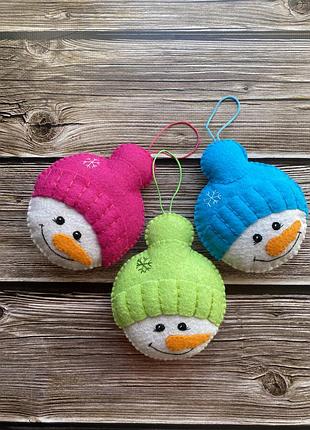 Іграшка підвіска з фетру сніговичок ялинкова/ новорічний декор