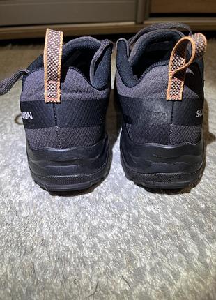 Кросівки жіночі