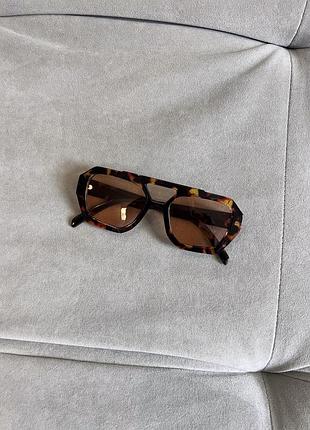 Стильні нові сонцезахисні окуляри