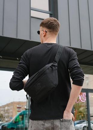 Поясная сумка бананка new balance черная с черным логотипом