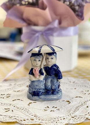 Вінтаж порцелянова статуетка закохані під парасолькою 1998 рік delft голандія