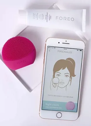 Очищающая smart-щётка с анализом состояния кожи лица foreo luna fofo facial brush fuchsia