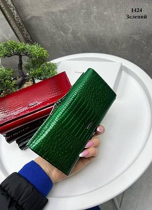 Натуральная лакированная кожа. зеленый - на магнитах - женский кошелек высокого качества - 19х10 см (1424)