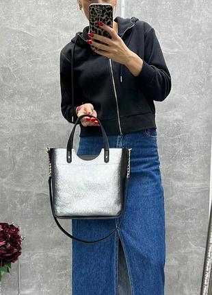 Серебро – элегантная, блестящая женская сумка на молнии – 25 см ширина. 25 см высота. 12 см глубина. (0548)