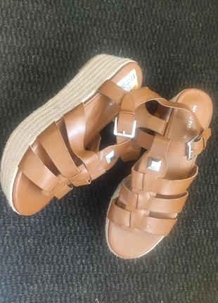 Жіночі босоніжки marc fisher