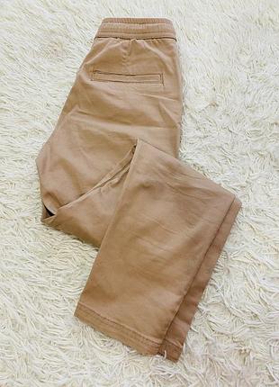 Коричневі брюки