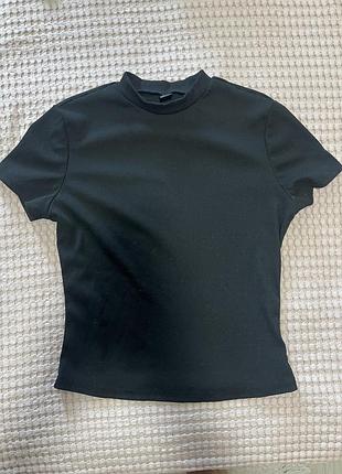 Чорна базова футболка в рубчик. shein