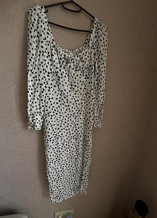 Сукня в горошок з розрізом на ніжці