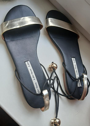 Стильные босоножки в греческом стиле